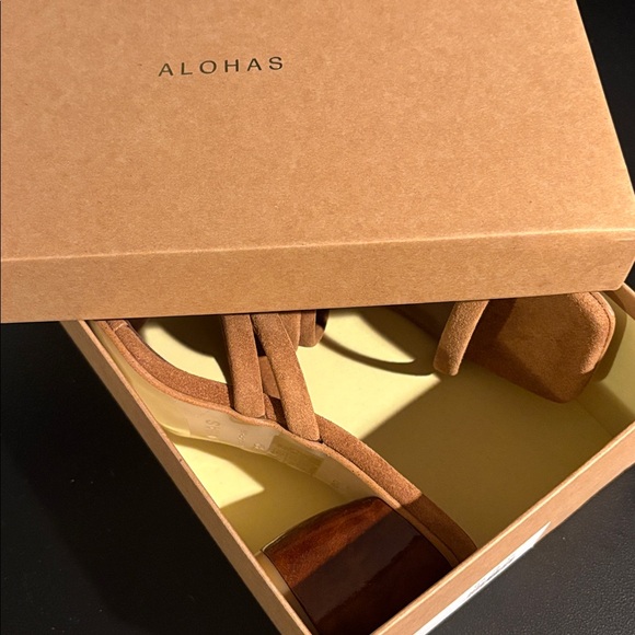 Alohas Heels - Picture 5 of 6